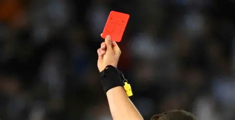 Análisis Exhaustivo de la Tarjeta Roja en el Fútbol: Reglas, Consecuencias y Controversias