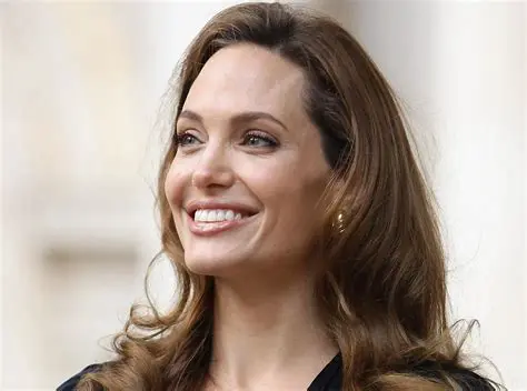 Angelina Jolie : Icône Hollywoodienne, Humanitaire et Réalisatrice Engagée