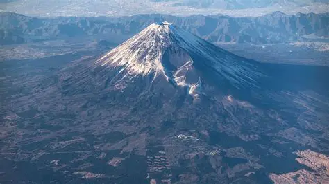 富士山、初冠雪！その神秘と観測の歴史、そして登山への影響