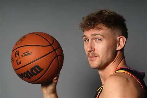 Jock Landale: Ang Pag-usbong ng Isang Australian Center sa NBA at Kanyang Kontribusyon sa Phoenix Suns