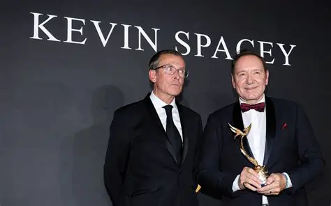 Kevin Spacey: Dalle Stelle alle Stalle, una Carriera tra Genio e Controversie
