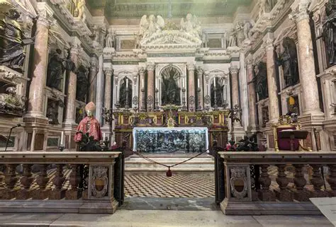 Napoli: A Comprehensive Guide to the City's Treasures and Traditions