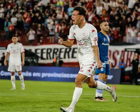 Santiago Hezze: El Ascenso Imparable del Mediocampista Argentino desde Huracán hasta la Élite Europea