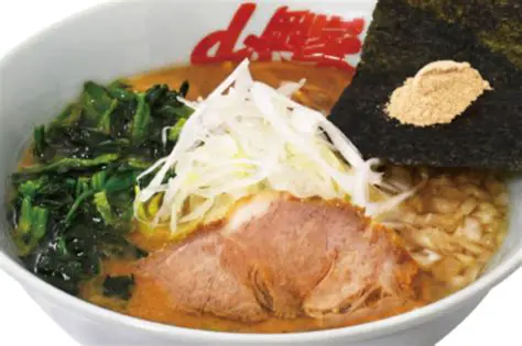 山岡家を深掘り：中毒性のある家系ラーメンの魅力と進化